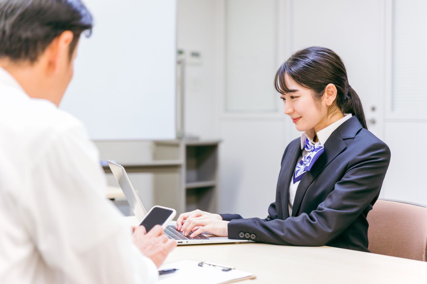 店舗でお客様に対応するスタッフ