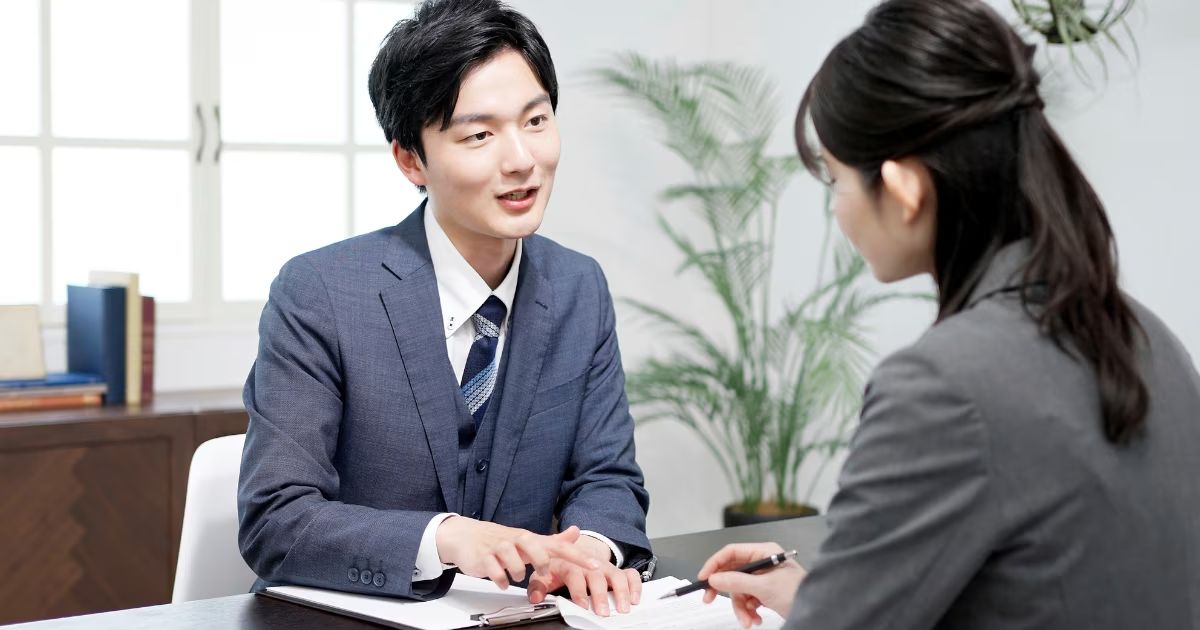 お客様と打ち合わせをするスタッフ